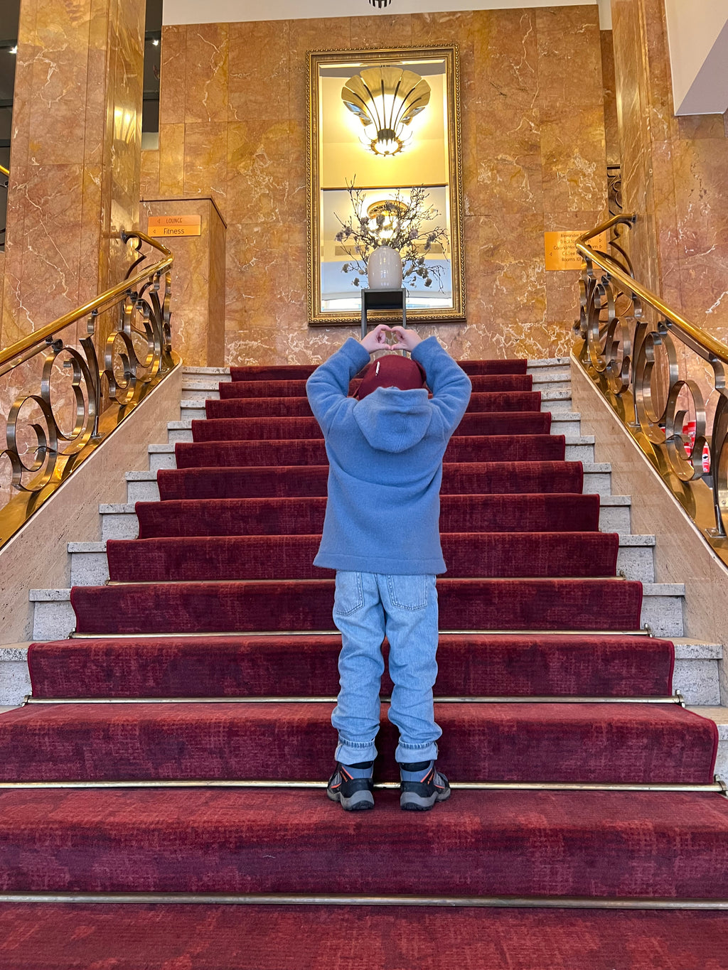Vue de dos d'un manteau pour enfant bleu J'M tout doux en laine chaude, avec option fermeture éclair (zip) pour une protection optimale