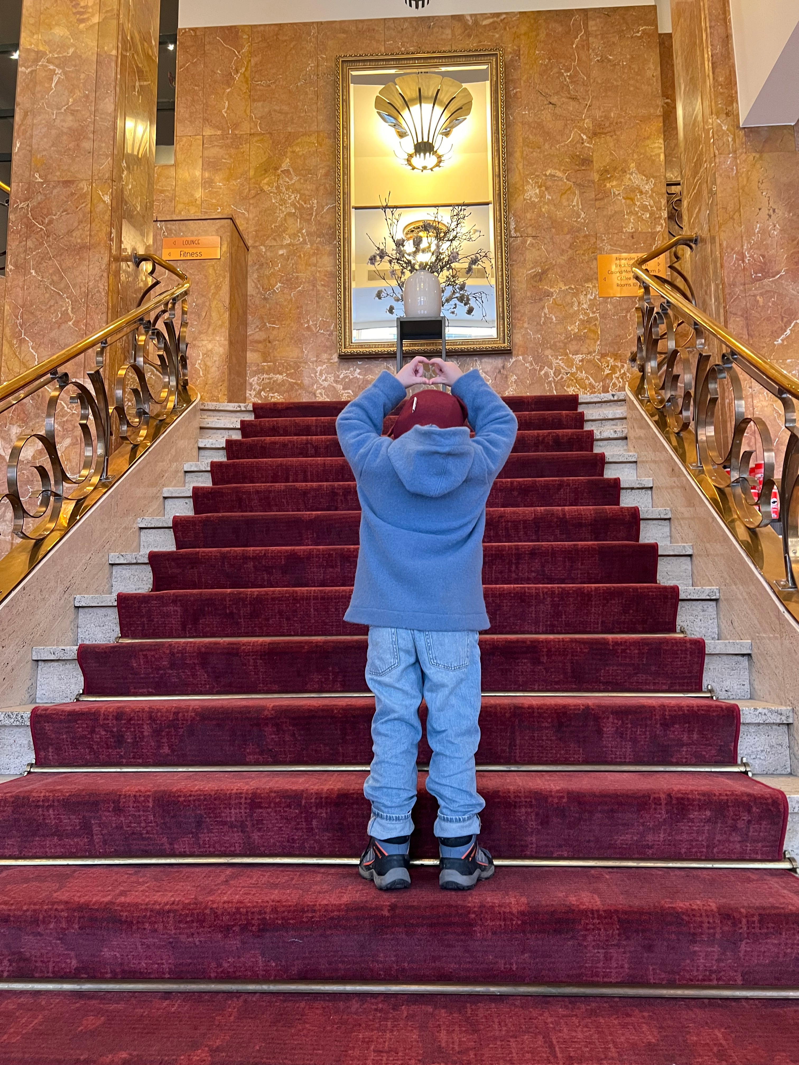 Vue de dos d'un manteau pour enfant bleu J'M tout doux en laine chaude, avec option fermeture éclair (zip) pour une protection optimale