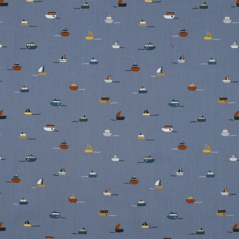 tissu Petit Navigateur – fond bleu avec petits bateaux – coton bio – JM Tout Doux
