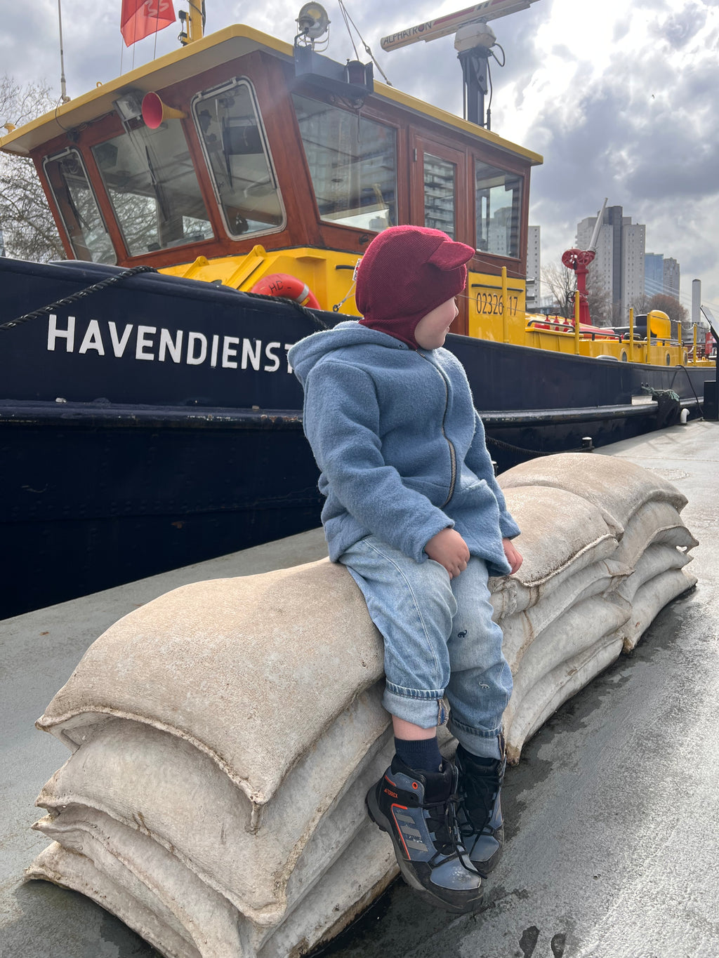 Vue de face d'un manteau enfant bleu J'M tout doux avec option fermeture éclair (zip), confectionné en laine merinos