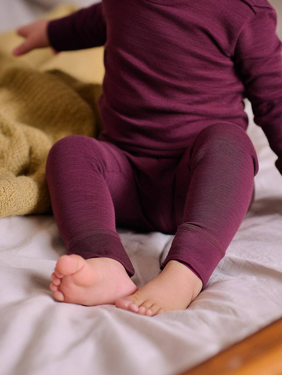 Bébé habillé d’un legging en laine mérinos naturelle non traitée, confortable et thermorégulant Couleur : Figue