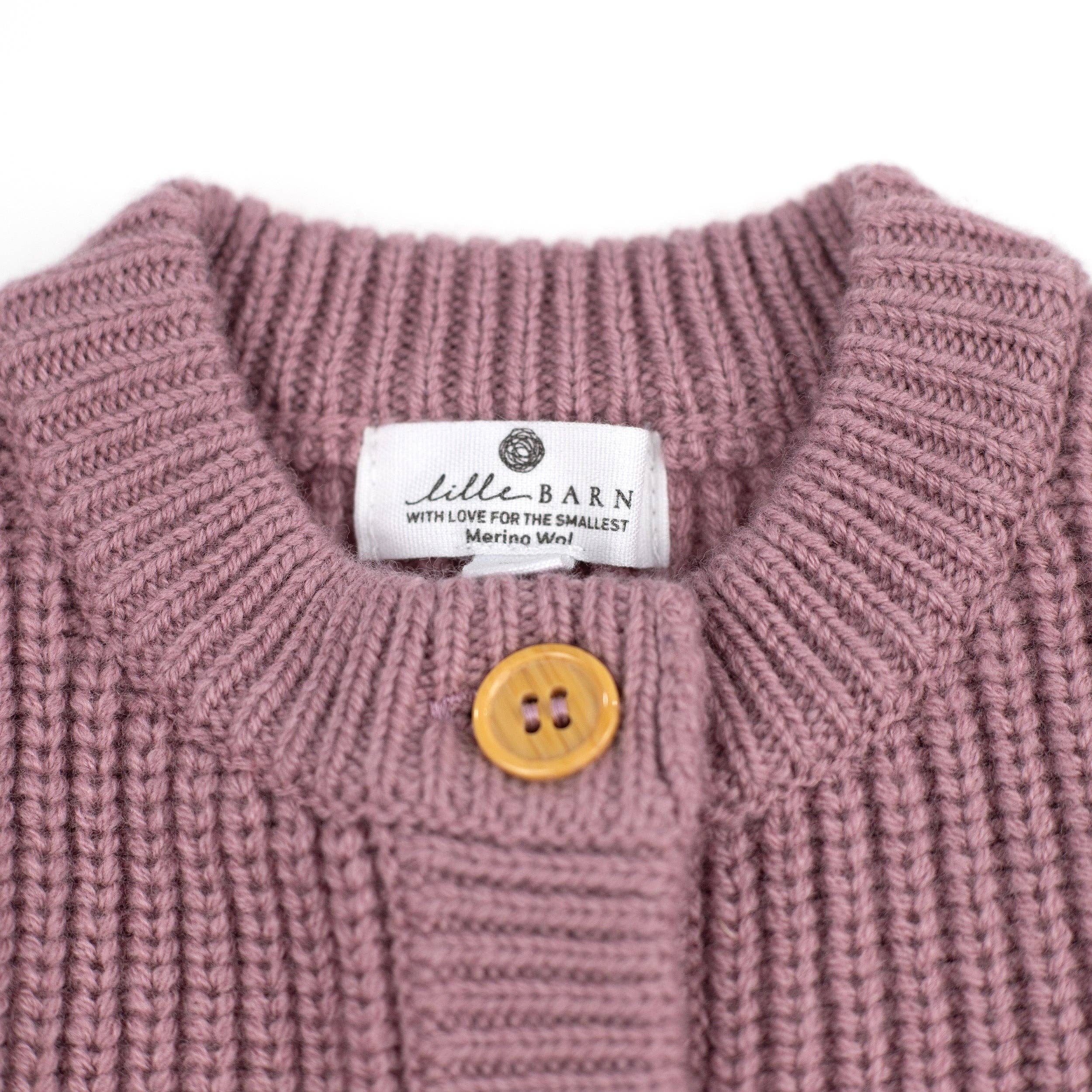 Détail du tricot en laine mérinos non traitée d’un gilet bébé, maille naturelle et isolante Couleur : Haze