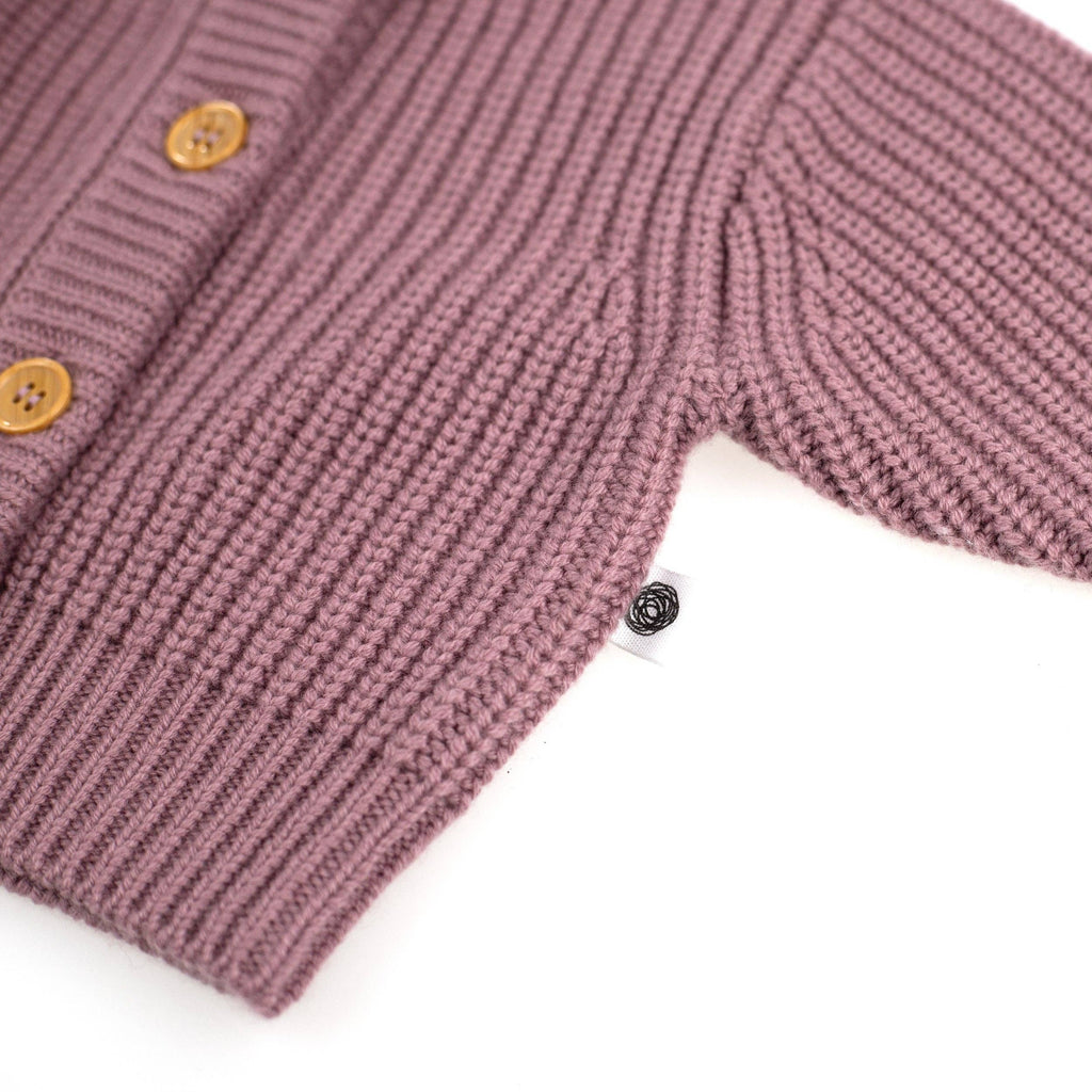 Détail du tricot en laine mérinos non traitée d’un gilet bébé, maille naturelle et isolante Couleur : Haze, zoom sur l'étiquette