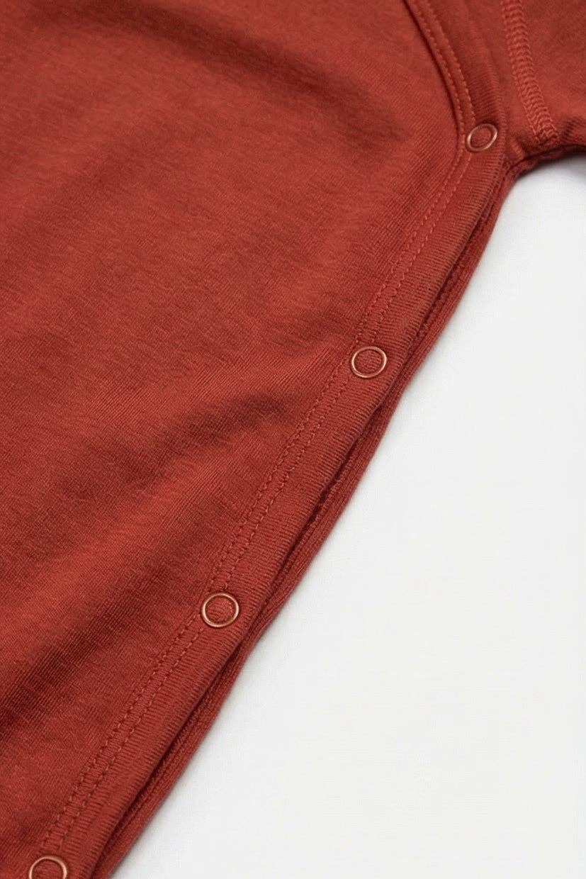 Détail de la fermeture de la Combinaison bébé en laine mérinos non traitée, vêtement naturel thermorégulant pour l’extérieur et l’intérieur Couleur : Henné