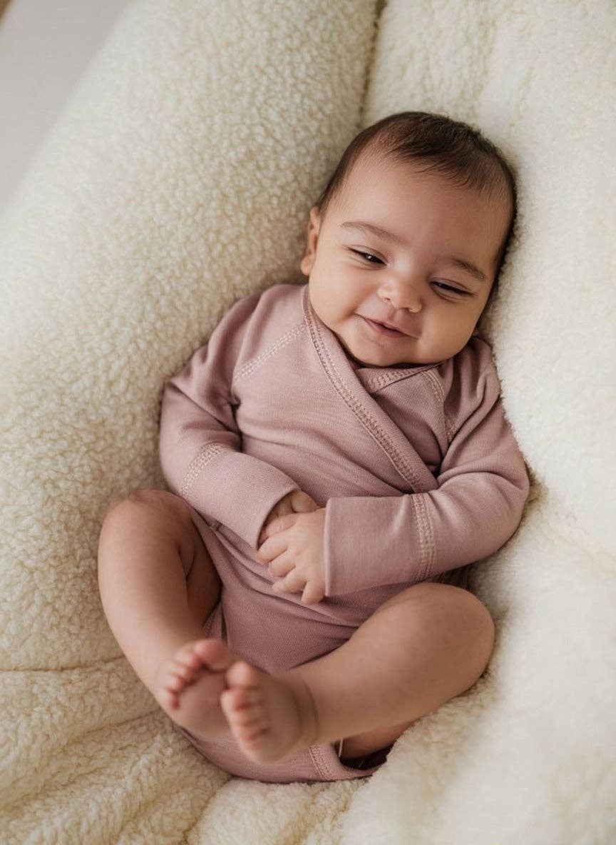 Bébé portant un body en laine mérinos naturelle non traitée, doux pour la peau et adapté à la régulation thermique Couleur : Misty Rose