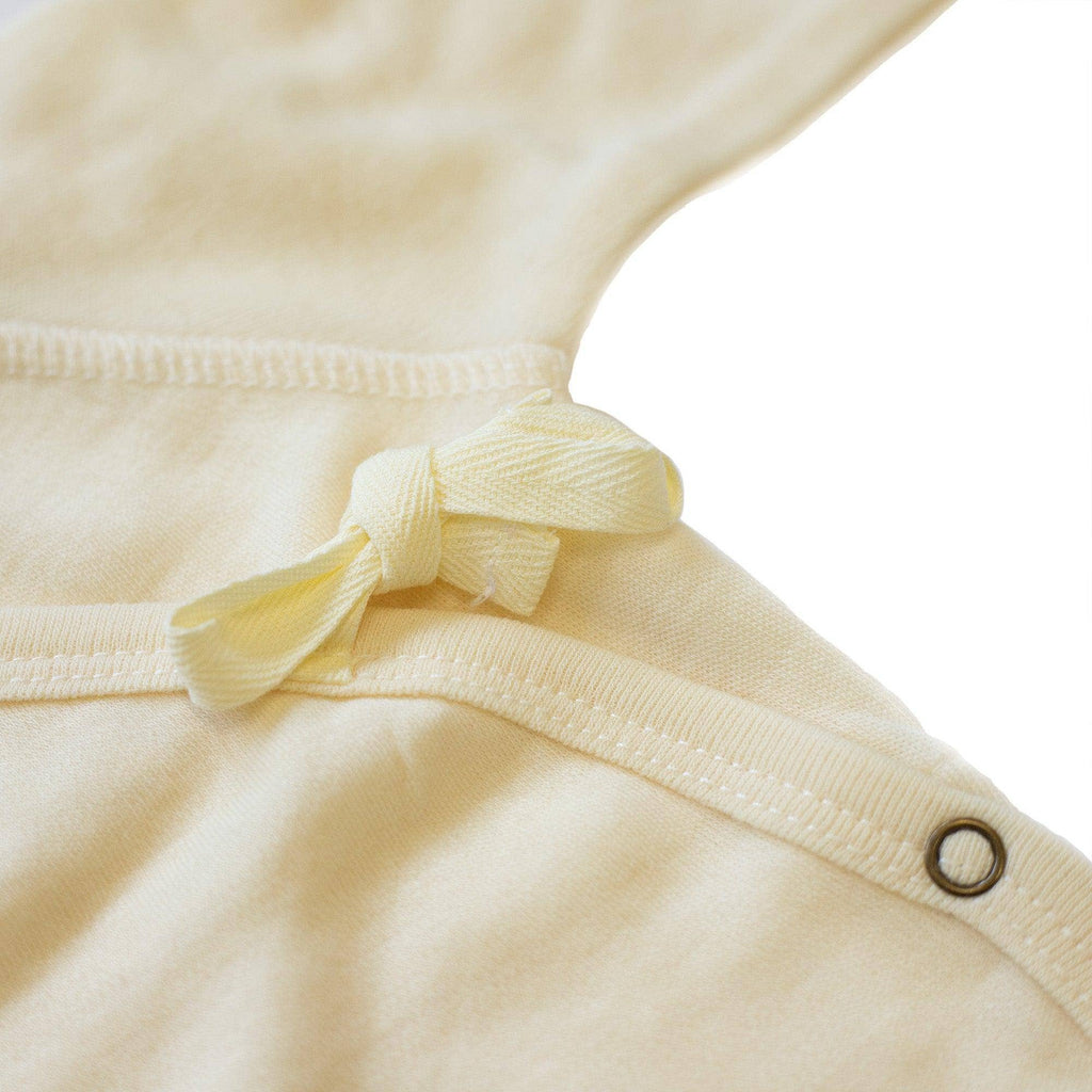 Détail de la fermeture de la Combinaison bébé en laine mérinos non traitée, vêtement naturel thermorégulant pour l’extérieur et l’intérieur Couleur : Naturel