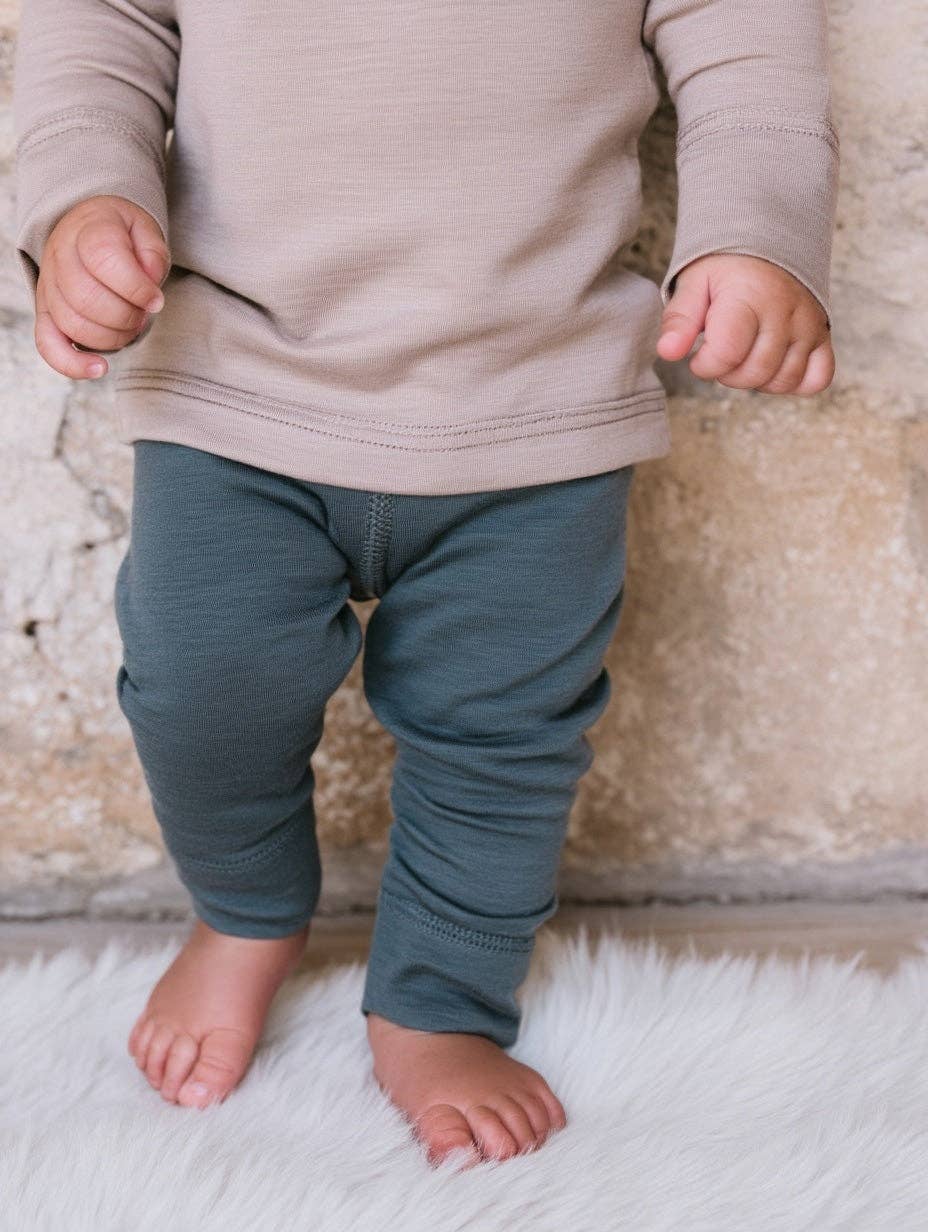 Bébé habillé d’un legging en laine mérinos naturelle non traitée, confortable et thermorégulant, Couleur : Orion Blue