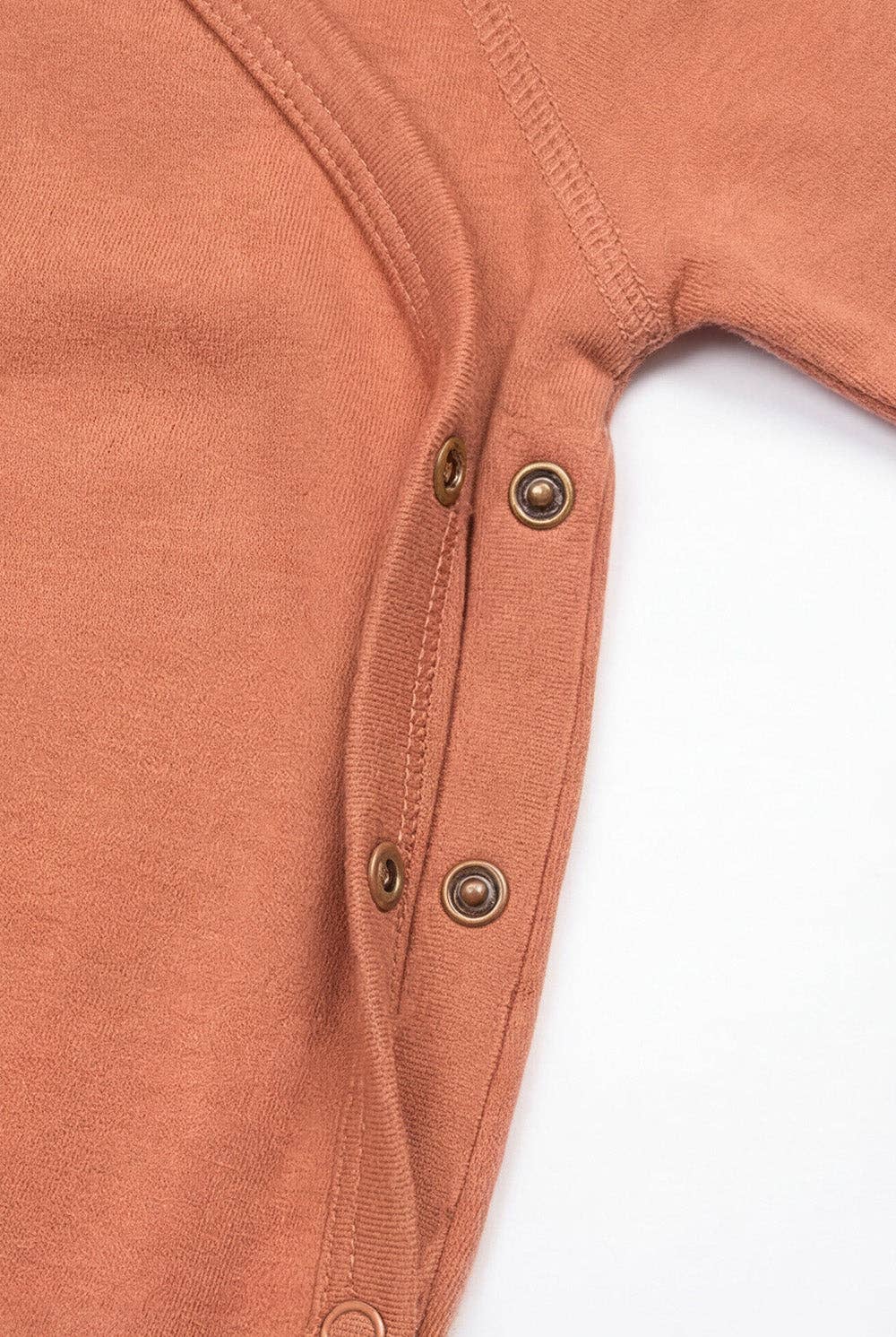 Détail de l'ouverture de la Combinaison bébé en laine mérinos non traitée, vêtement naturel thermorégulant pour l’extérieur et l’intérieur Couleur : Or corail