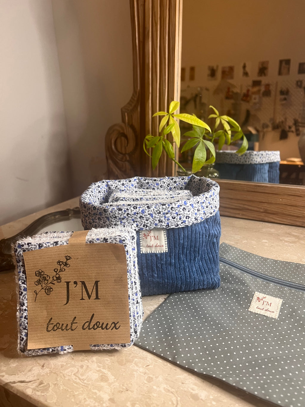 kit zéro déchet bébé avec lingettes lavables, panière en velours bleu indigo et housse imperméable – cousu main en Belgique