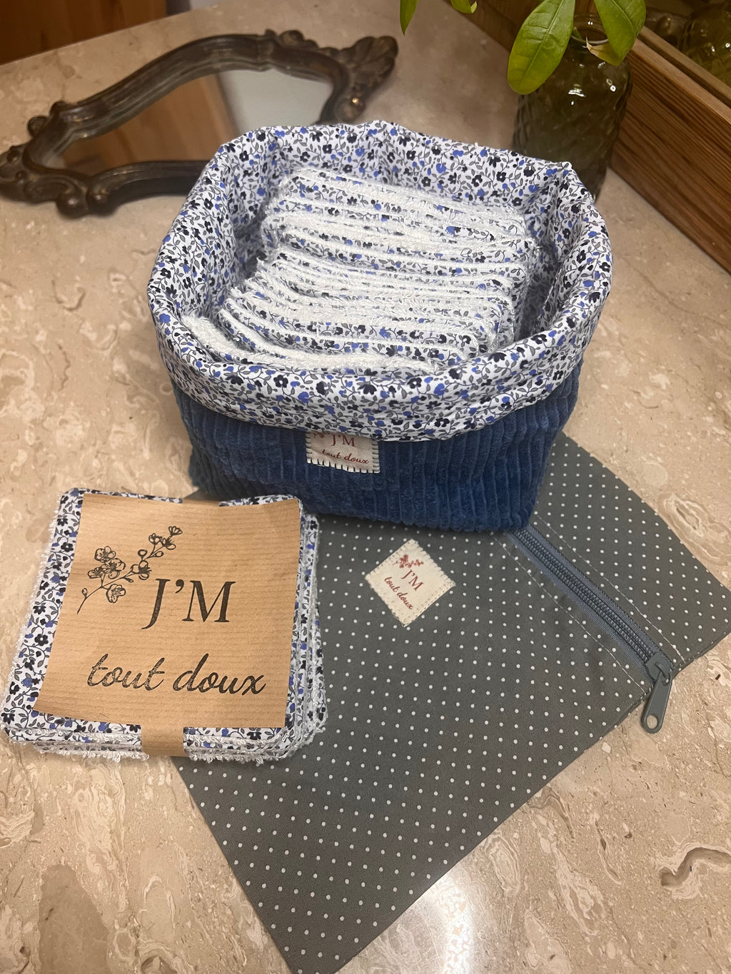 kit zéro déchet bébé avec lingettes lavables, panière en velours bleu indigo et housse imperméable – cousu main en Belgique