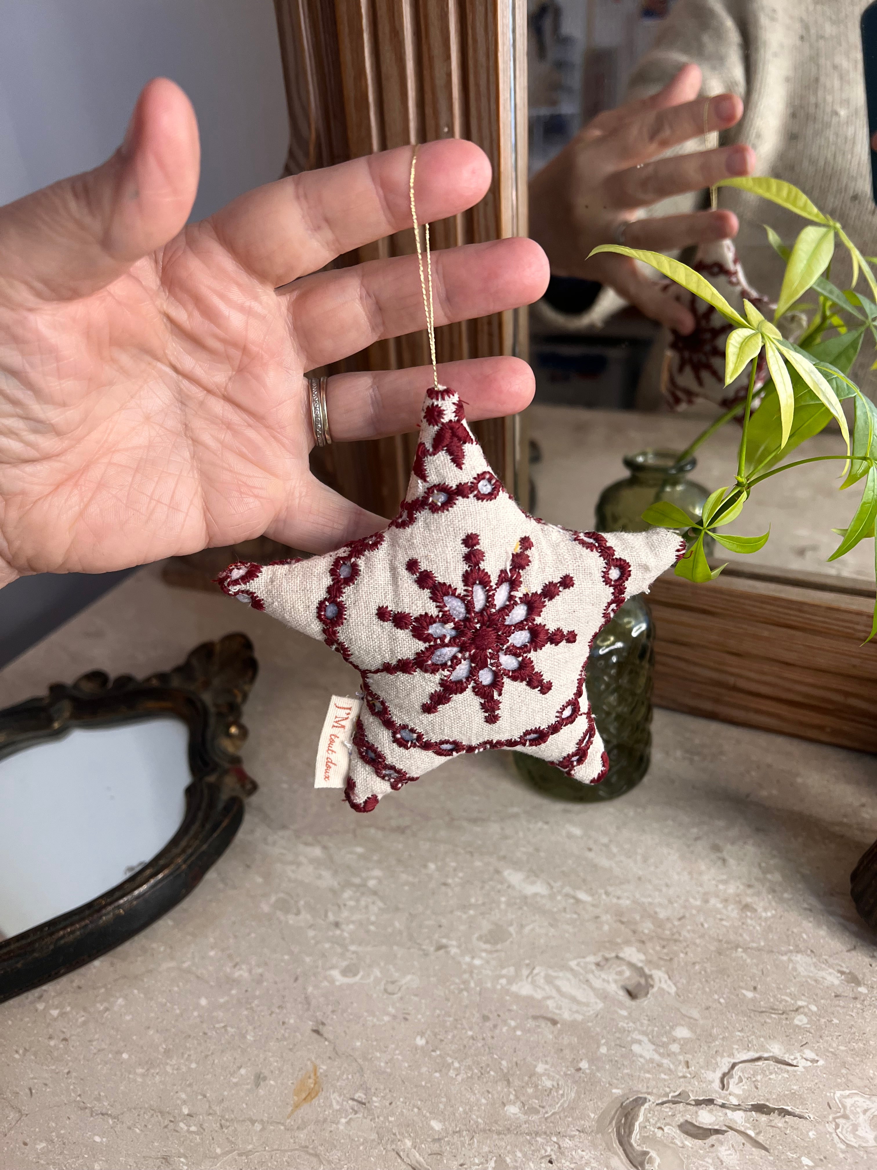 décoration de Noël étoile en tissu blanc avec broderies rouges – JM Tout Doux