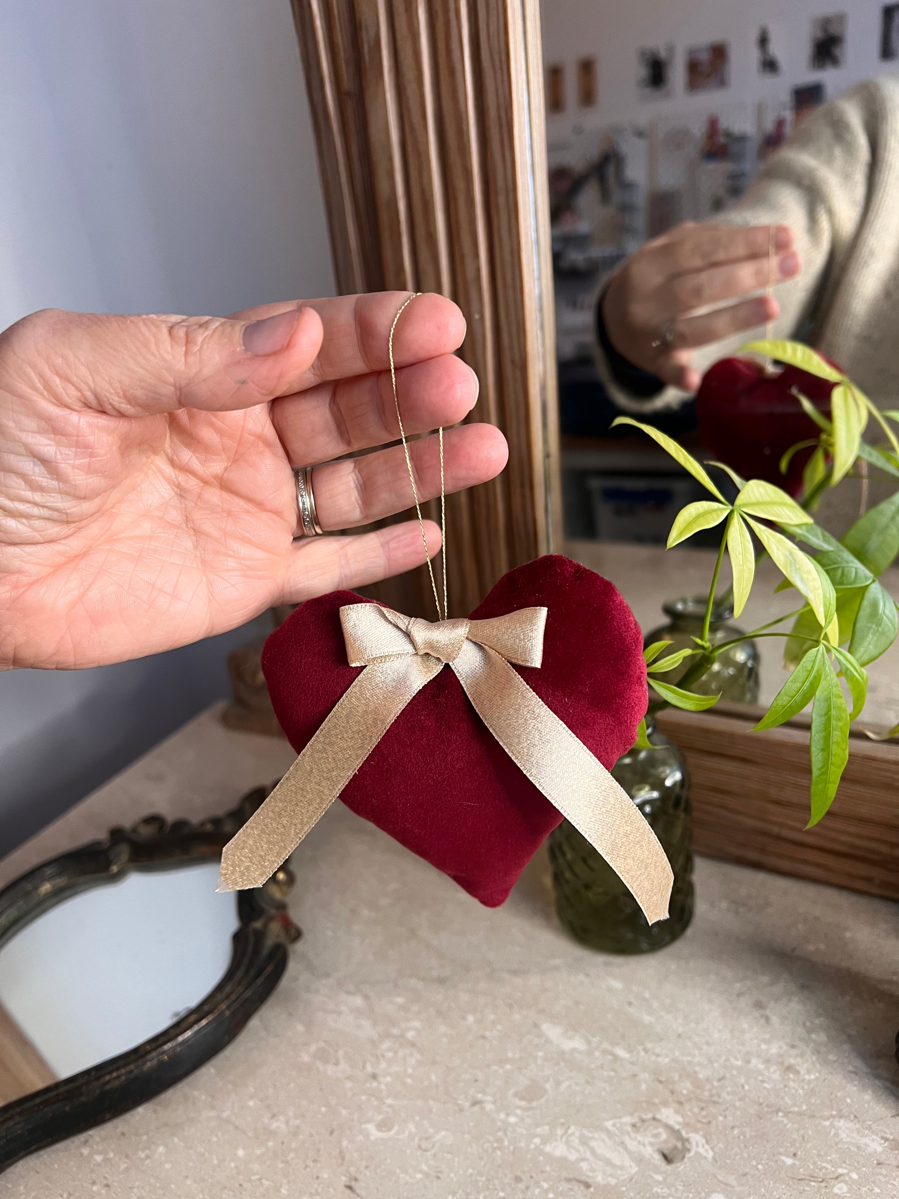 décoration de Noël cœur en velours rouge avec petits nœuds dorés – JM Tout Doux