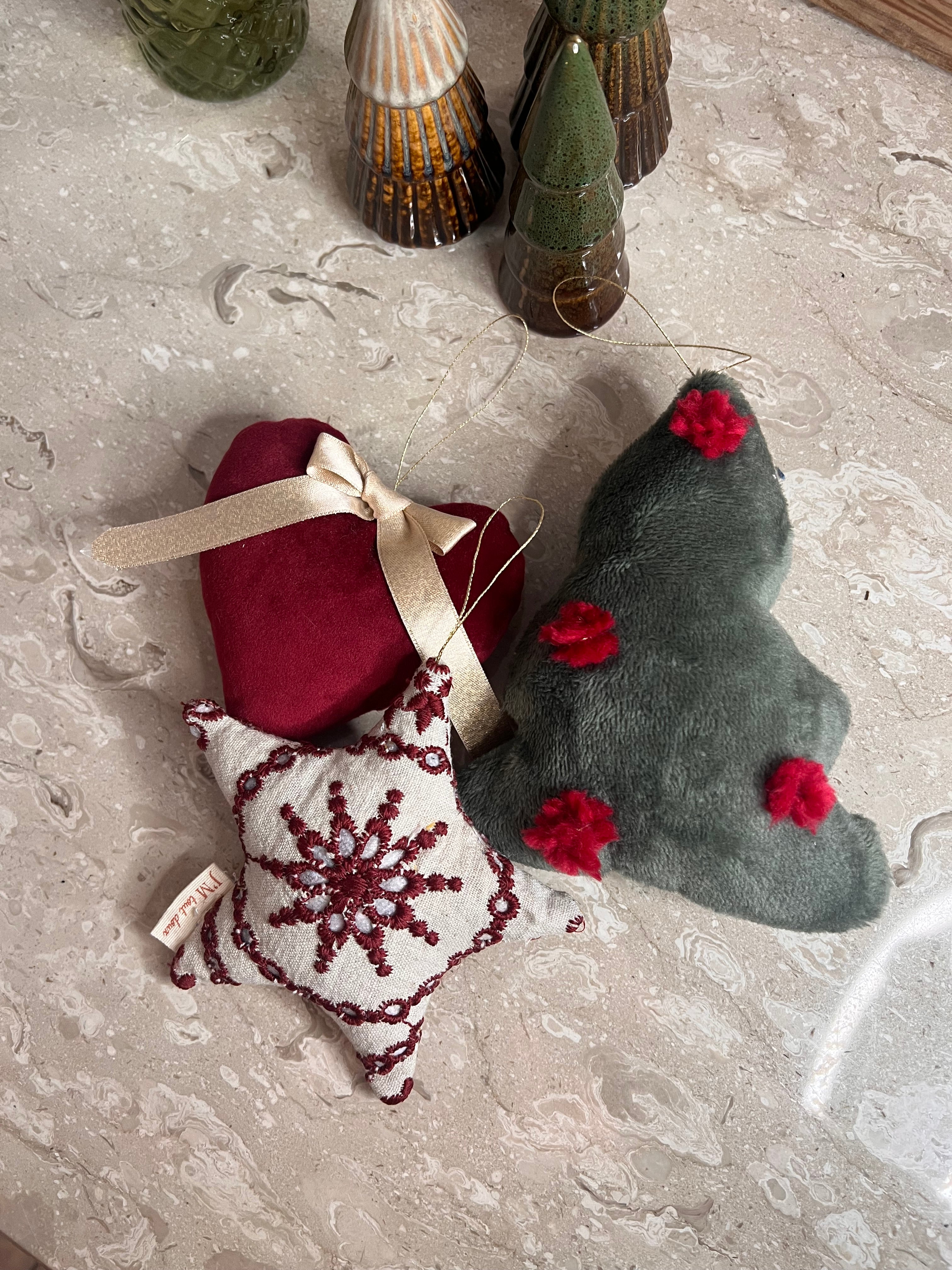 trio de décorations de Noël en tissu – étoile blanche brodée, cœur en velours rouge et sapin vert à pompons – JM Tout Doux