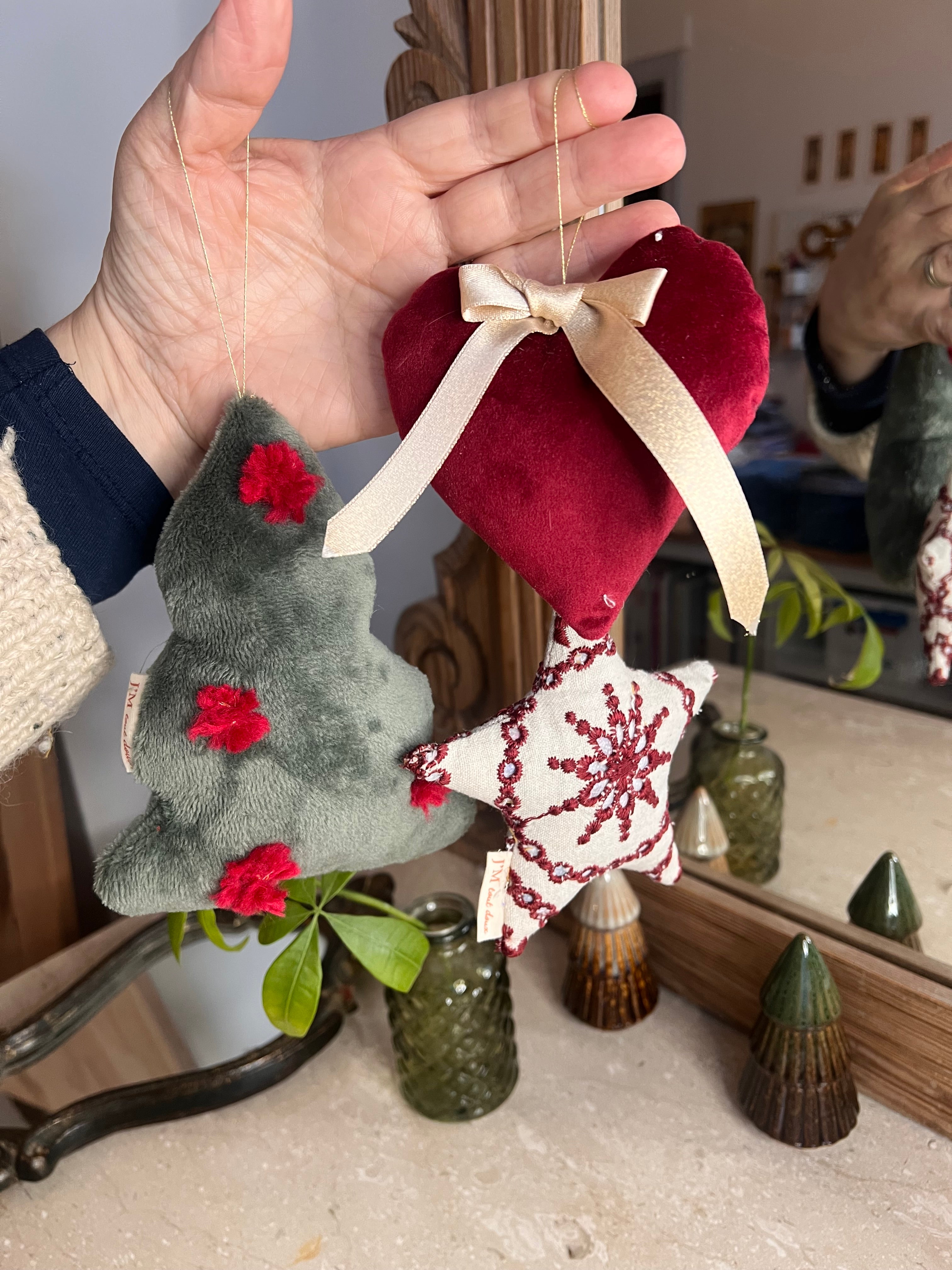 trio de décorations de Noël en tissu – étoile blanche brodée, cœur en velours rouge et sapin vert à pompons – JM Tout Doux