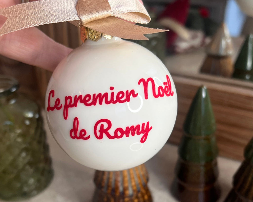 boule de Noël blanche en verre avec prénom personnalisé – décoration raffinée