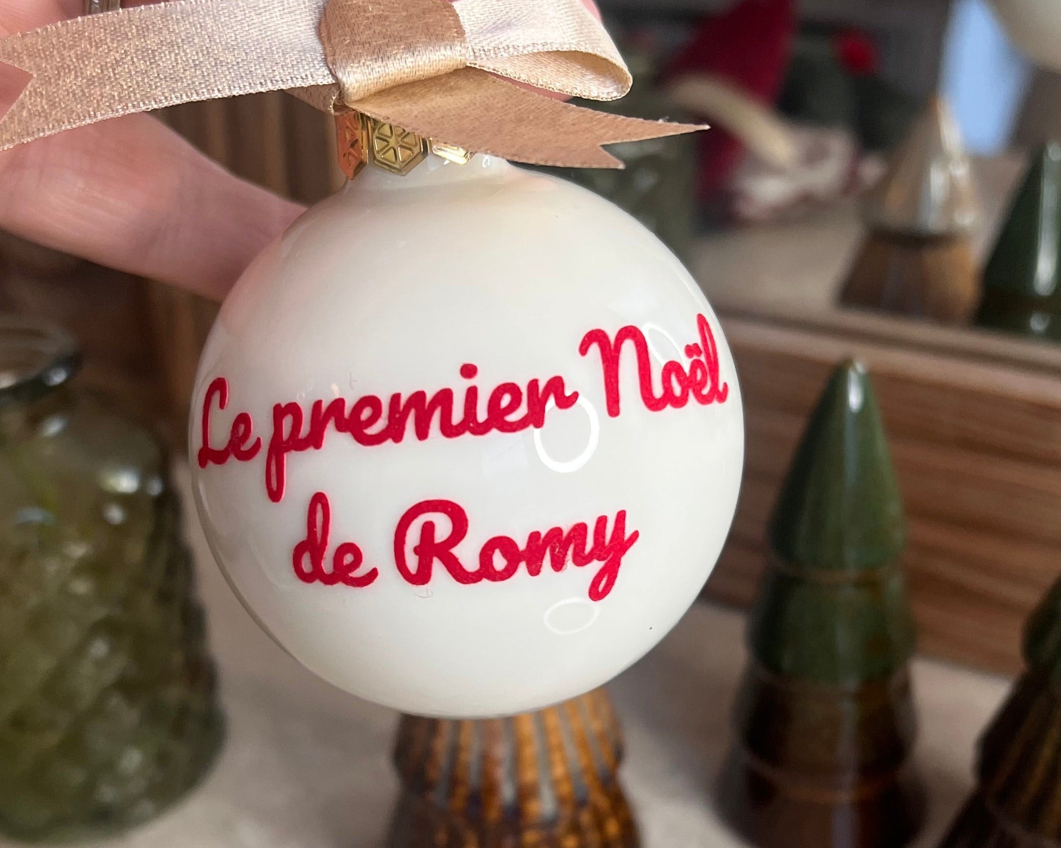 boule de Noël blanche en verre avec prénom personnalisé – décoration raffinée