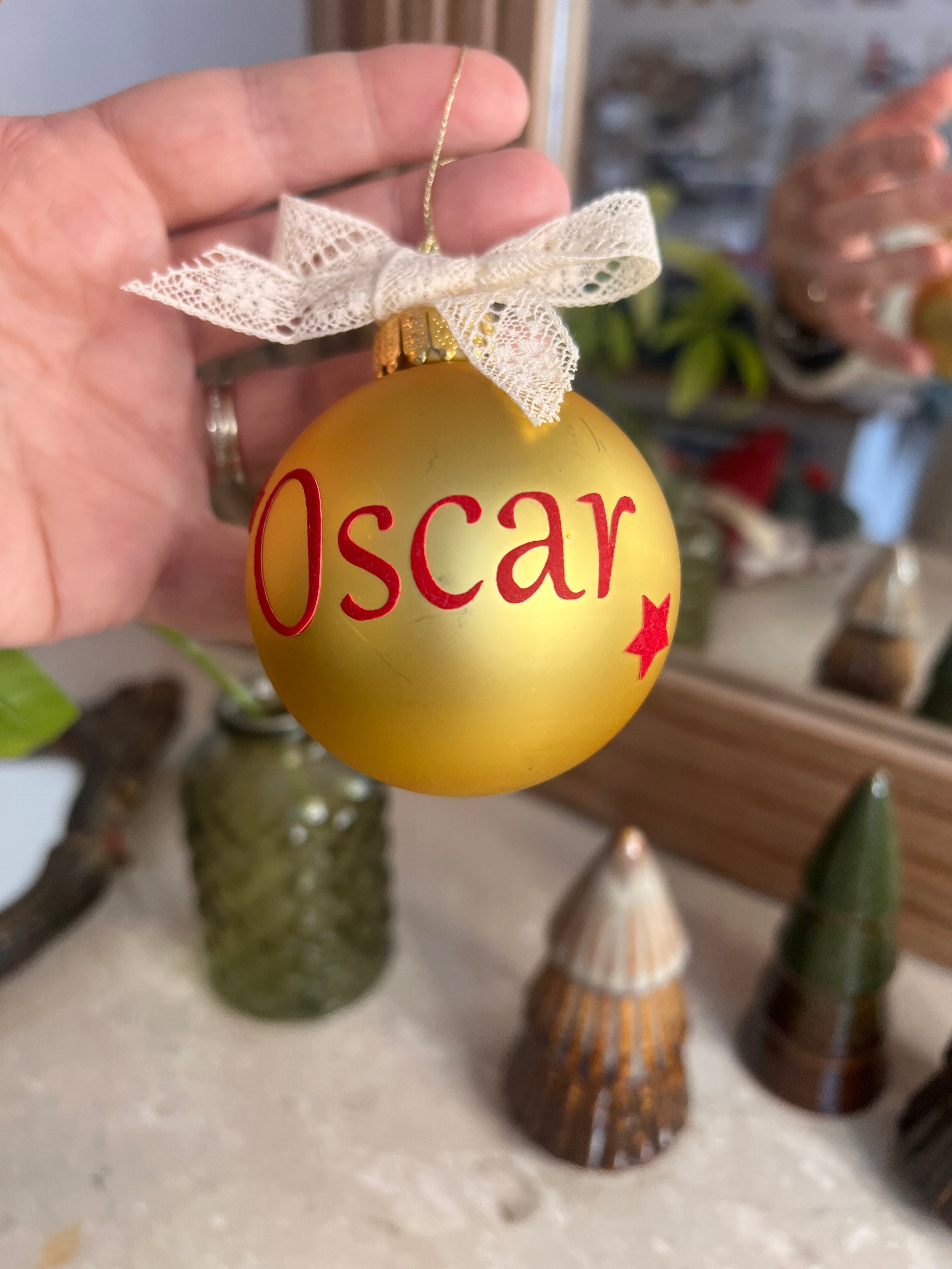 boule de Noël dorée personnalisée avec prénom – verre mat – décoration artisanale