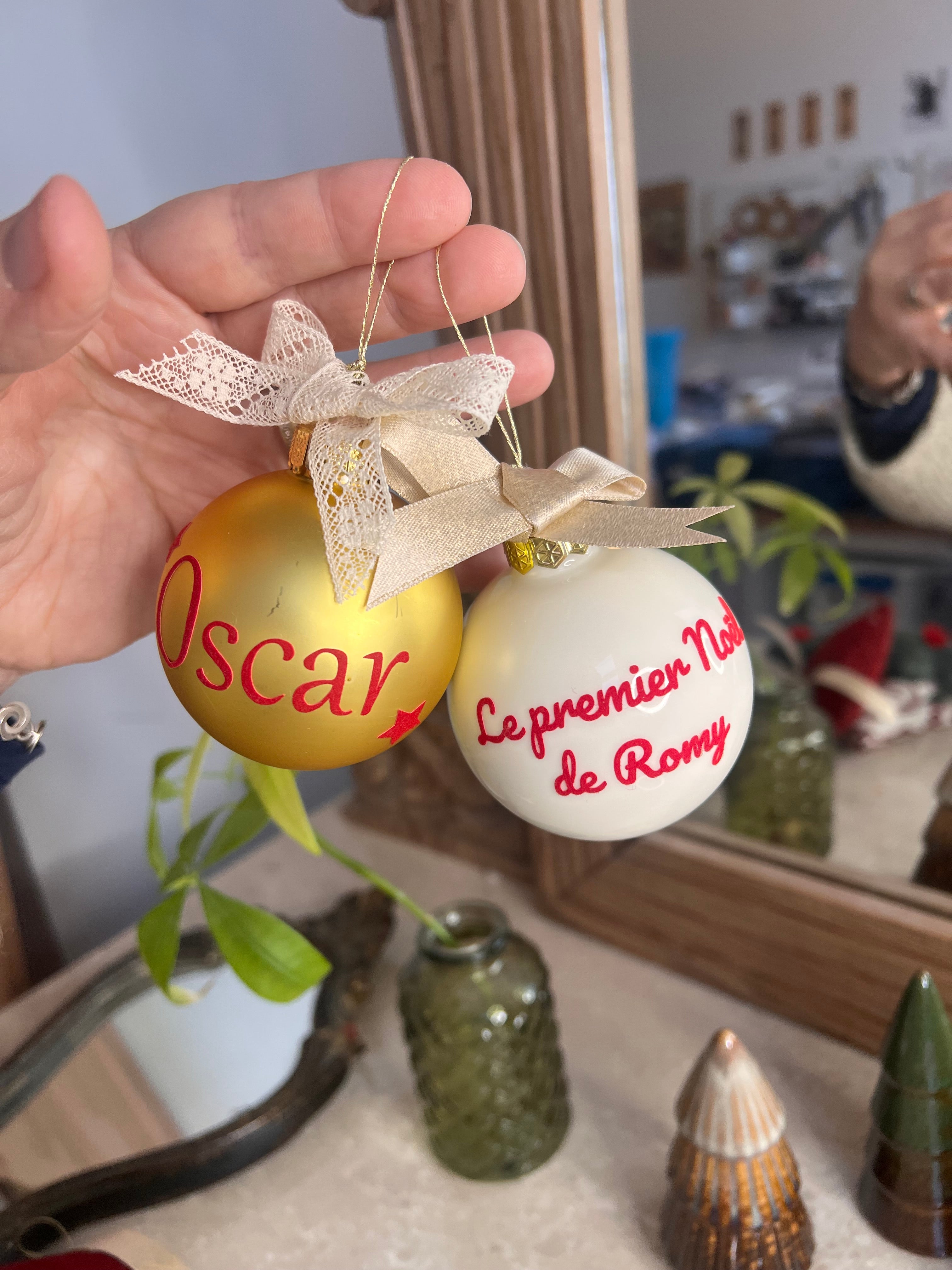 boule de Noël personnalisée en verre avec prénom – décoration artisanale JM Tout Doux