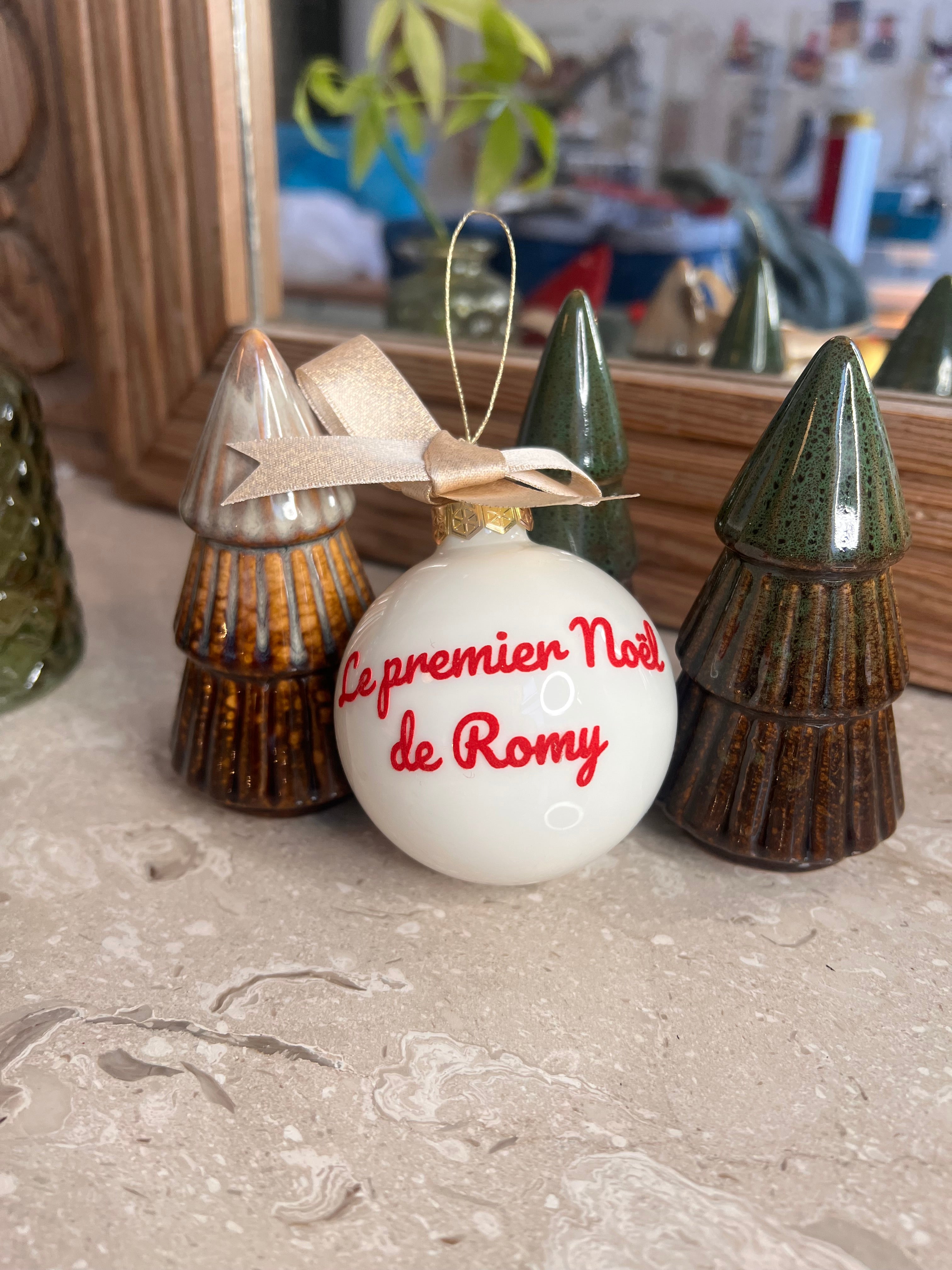 boule de Noël blanche en verre avec prénom personnalisé – décoration raffinée