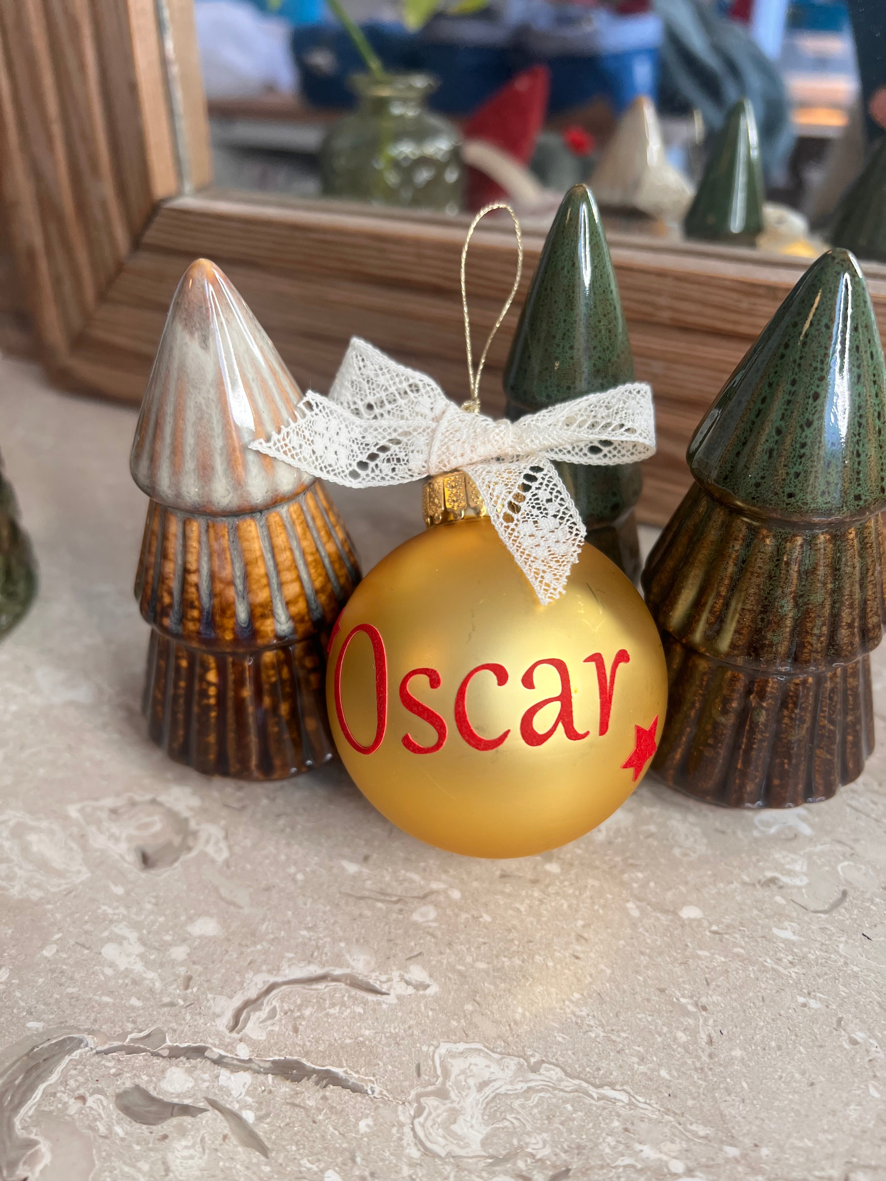 boule de Noël dorée personnalisée avec prénom – verre mat – décoration artisanale