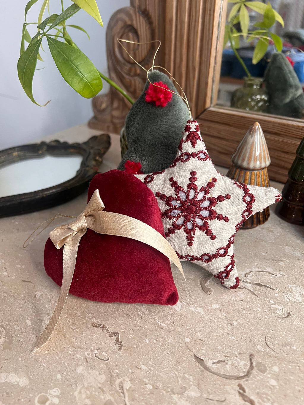 trio de décorations de Noël en tissu – étoile blanche brodée, cœur en velours rouge et sapin vert à pompons – JM Tout Doux