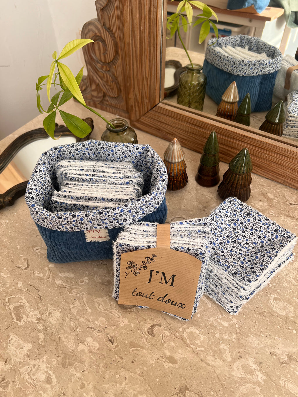 lot avec 50 lingettes lavables, la panière velour indigo et a housse à lingette sales 