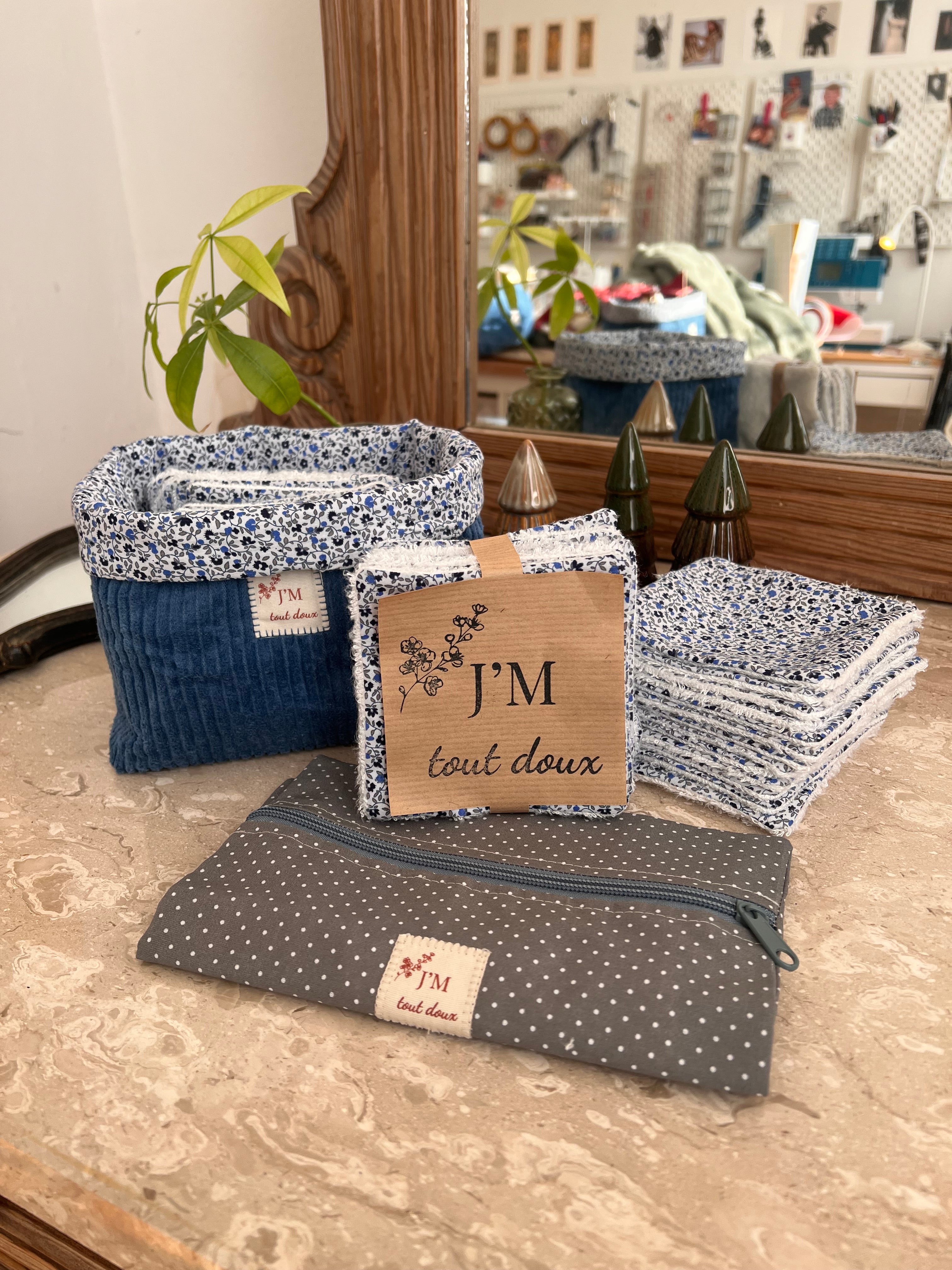 kit zéro déchet bébé avec lingettes lavables, panière en velours bleu indigo et housse imperméable – cousu main en Belgique