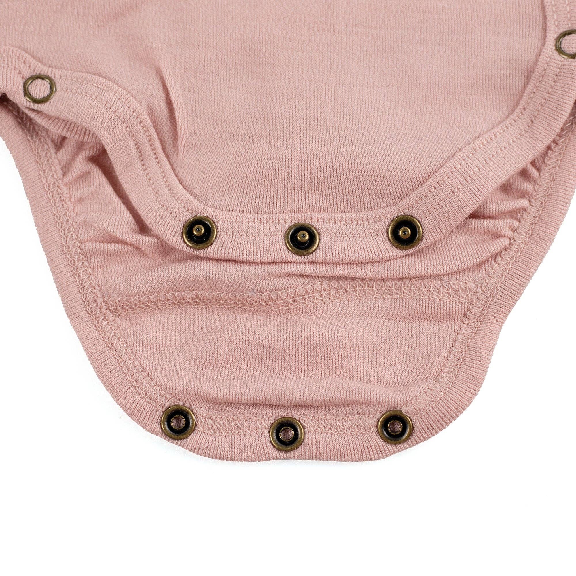Détail des pressions à l’entrejambe d’un body bébé en laine mérinos non traitée, fermeture pratique pour le change Couleur : Misty Rose