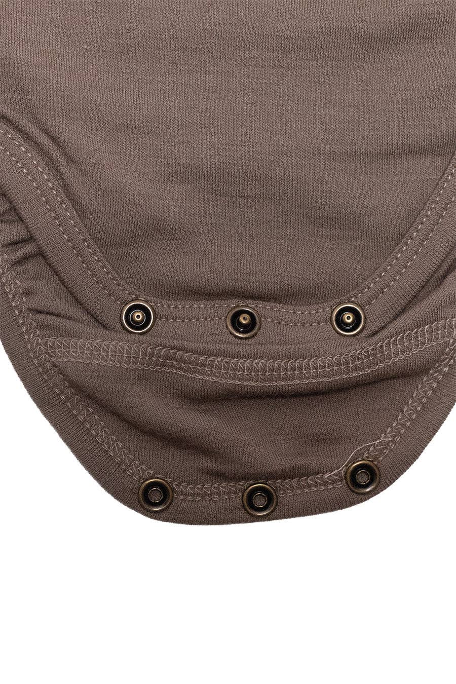 Détail de la fermeture par pressions d’un body bébé en laine mérinos non traitée, système doux et adapté à la peau sensible Couleur : Noix