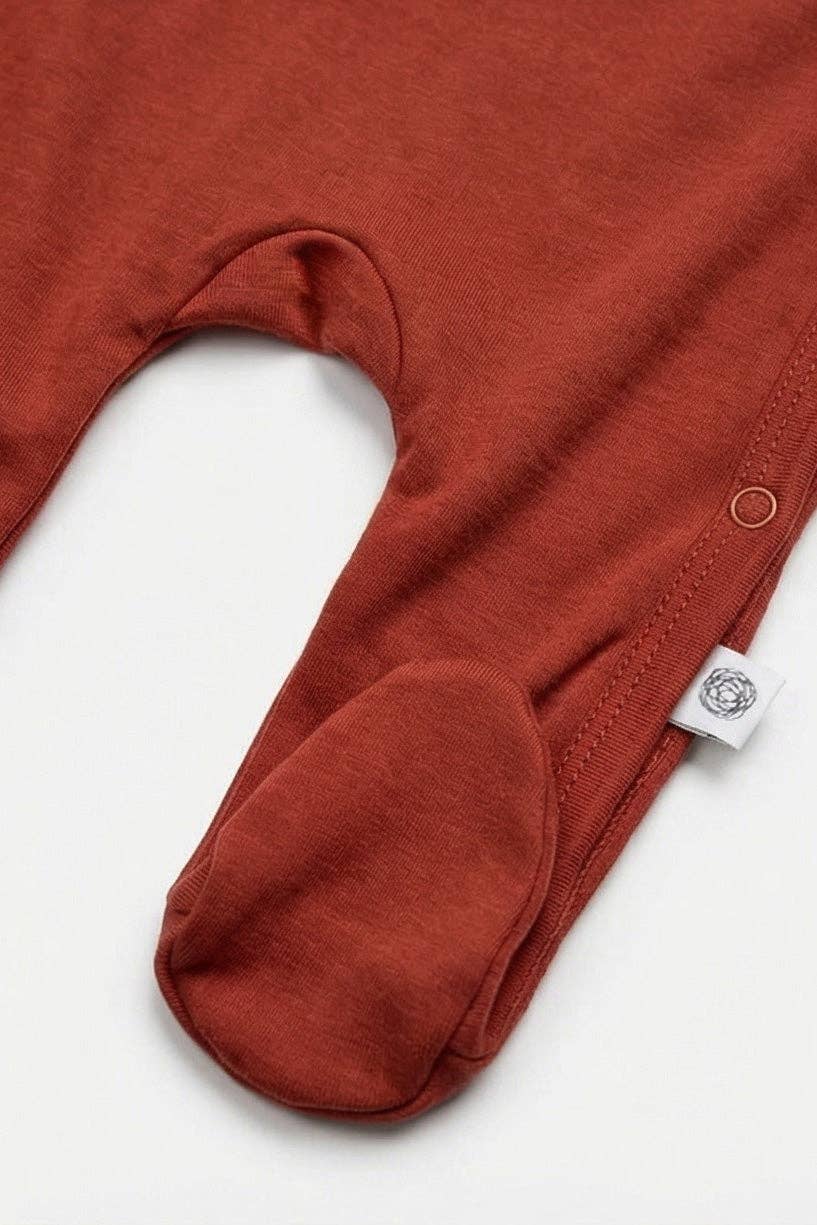 Détail de la jambe de la Combinaison bébé en laine mérinos non traitée, vêtement naturel thermorégulant pour l’extérieur et l’intérieur Couleur : Henné