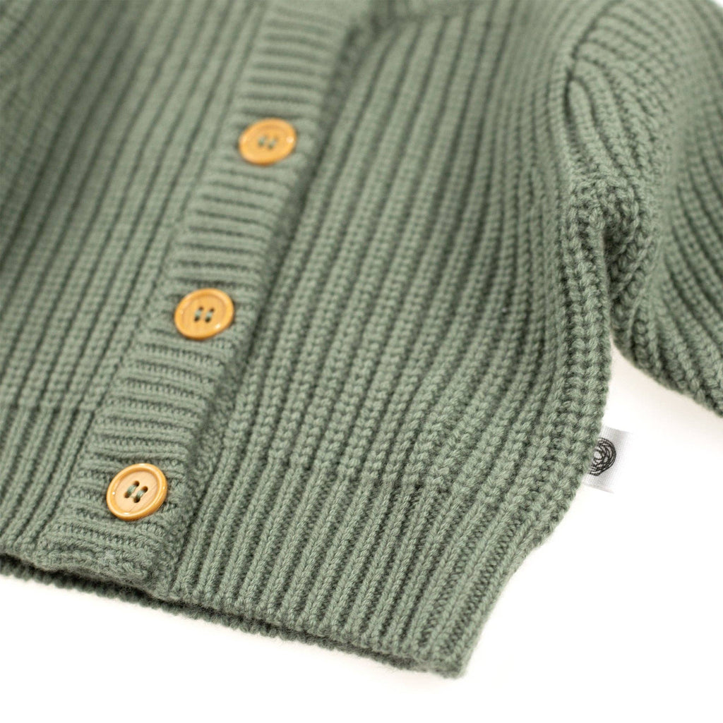 Détail du tricot en laine mérinos non traitée d’un gilet bébé, maille naturelle et isolante Couleur : Harper