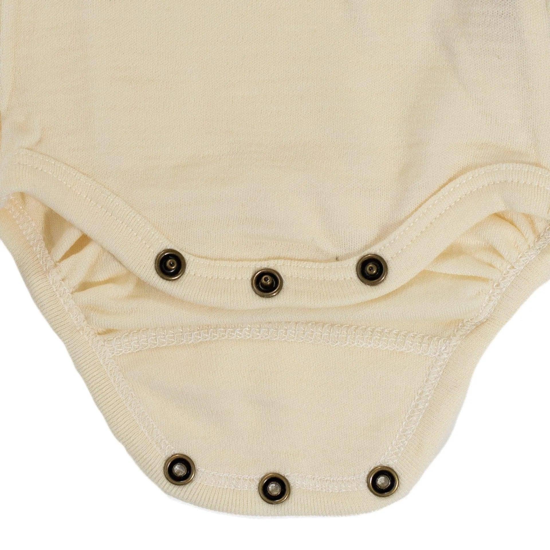 Détail des pressions à l’entrejambe d’un body bébé en laine mérinos non traitée, fermeture pratique pour le change Couleur : Naturel